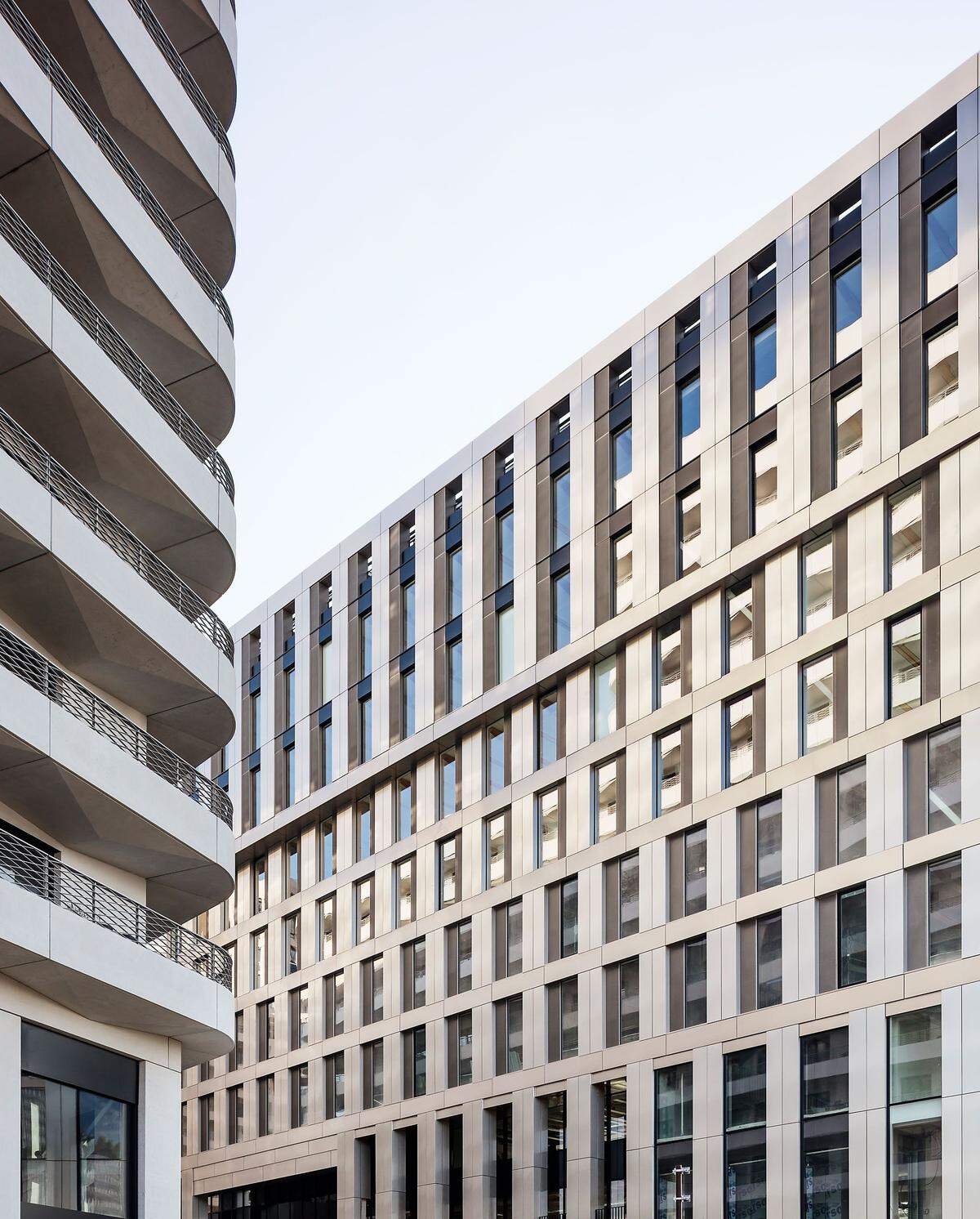 Das größte Bürogebäude mit Plusenergiebilanz Frankreichs steht auf einer Eisenbahn-Unterführung in Paris und besteht größtenteils aus Holz. Es produziert mehr Energie als es verbraucht und verfügt über 17.400 Quadratmeter Bürofläche.