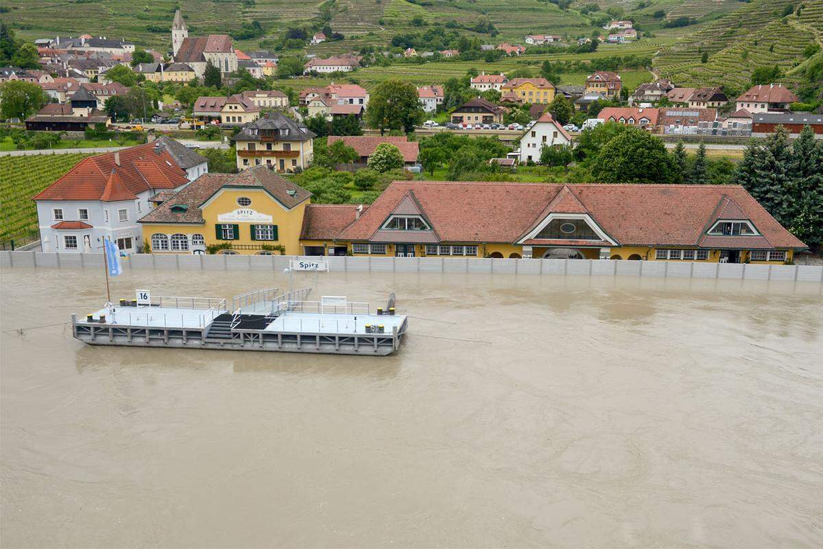 Einige Kilometer flussabwärts in Spitz an der Donau: Der mobile Hochwasserschutz ist in seiner ganzen Breite montiert und beschützt die Bewohner.
