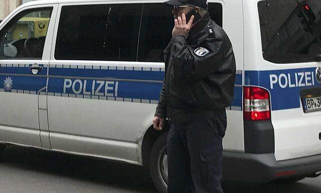 Die Berliner Polizei ermittelt im Fall eines angezündeten Obdachlosen.