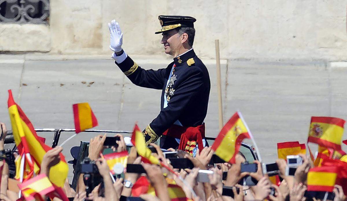 Am 19. Juni 2014, im Alter von 46 Jahren, war es soweit:  Felipe VI. übernimmt den spanischen Thron von seinem Vater Juan Carlos I. Er ist damit der jüngste Monarch Europas. Angesichts der Wirtschaftskrise krempelt Felipe den Hof komplett um. Hin zu mehr Transparenz und Sparsamkeit.