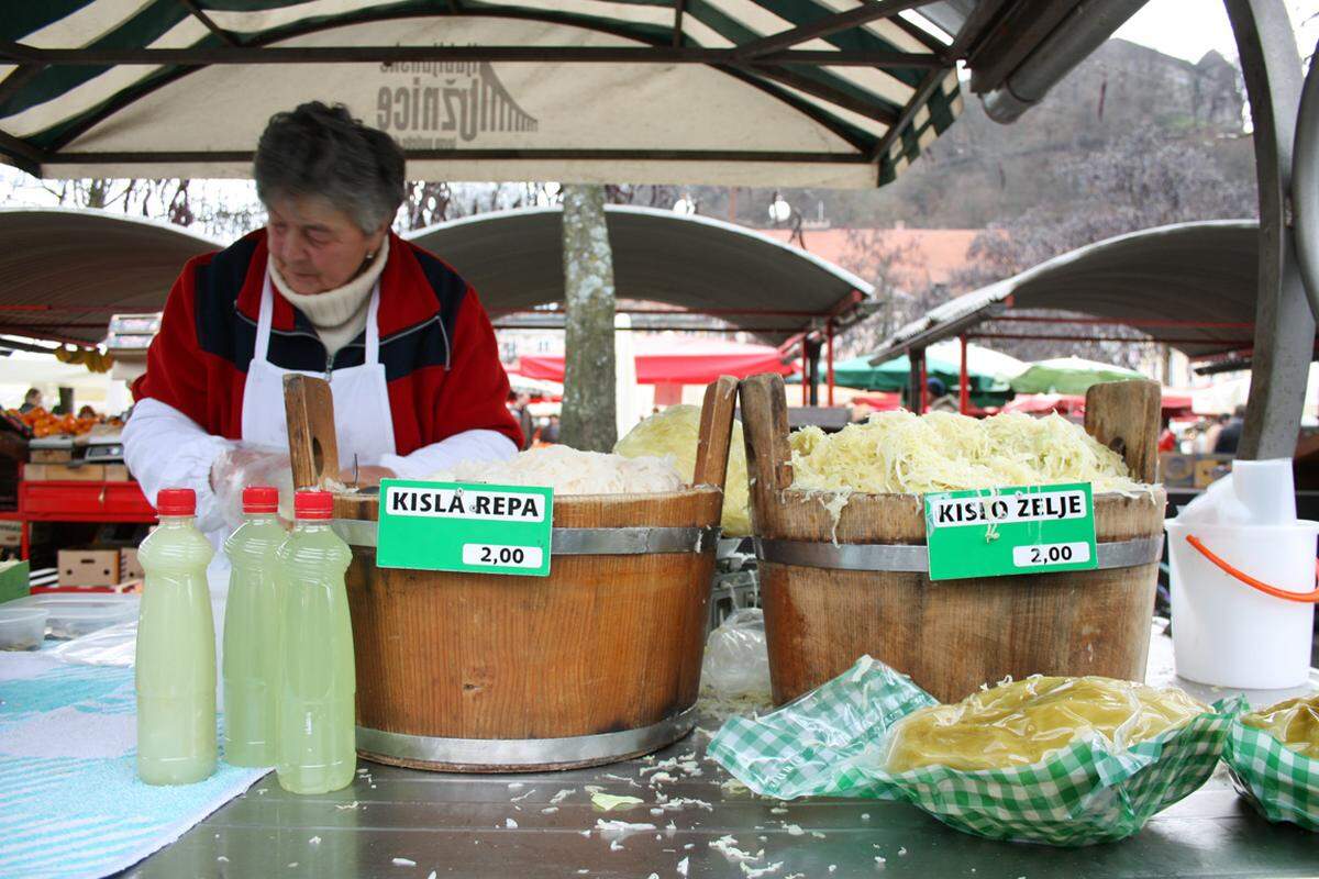 Sauerkraut und saure Rüben dominieren die erste Reihe des Marktplatzes, die Hallen an der Ljubljanica stammen von Jože Plecnik und beherbergen unter anderem einen Fischmarkt.