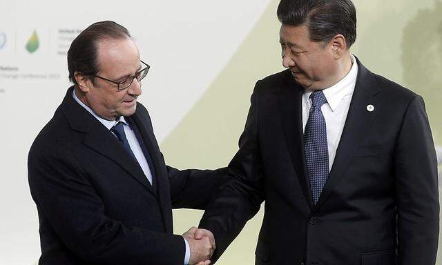 Der französische Präsident Francois Hollande begrüßt beim Weltklimagipfel in Paris den chinesischen Präsidenten Xi Jinping.