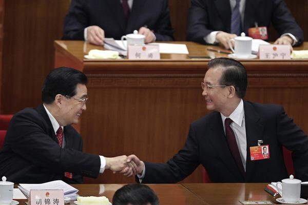 Die beiden mächtigen Männer Chinas sind bei dem Kongress anwesend. Premier Wen Jiabao schüttelte Präsident Hu Jintao nach der Eröffnungszeremonie die Hand. Jiabao bereitete die Chinesen zum Auftakt auf schwere Zeiten vor.