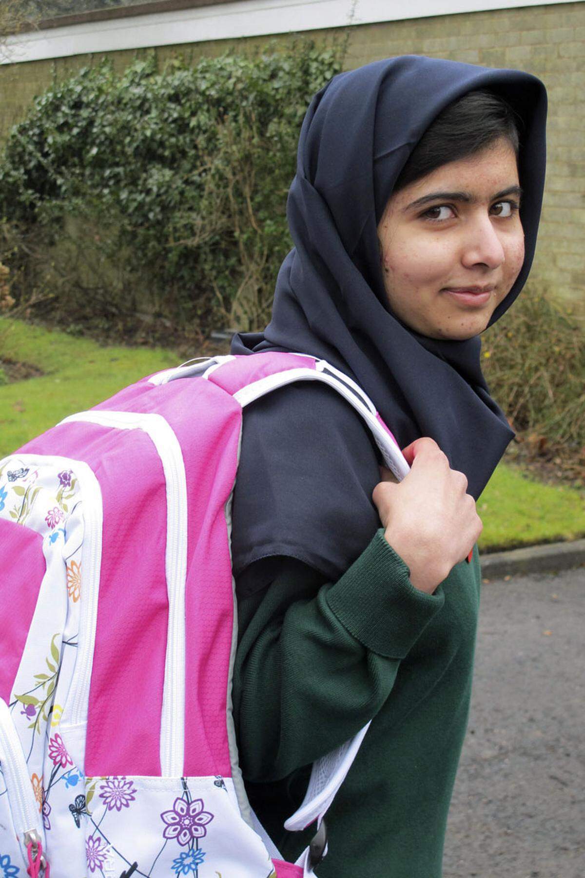 Die BBC strahlte die Notizen auf ihrem Urdu-Programm aus. Malala schilderte darin die Schreckensherrschaft der Taliban, die für zwei Jahre die Kontrolle im gebirgigen Swat-Tal - der "Schweiz Pakistans" - übernommen hatten. Wie zu Zeiten ihres Regiments in Afghanistan verbannten sie die Mädchen aus den Schulen und führten wieder die Burka ein. Eindringlich beschrieb sie in ihren Notizen die Angst vor deren Willkür. Vor allem jedoch äußerte sie ihren unbändigen Wunsch, wieder die Schule besuchen zu dürfen. Pakistan zeichnete sie mit Preisen aus, darunter dem Friedenspreis. Der Anonymität entrissen wurde das Mädchen den Taliban als Exempel für die "westliche Kultur" zum Dorn im Auge.
