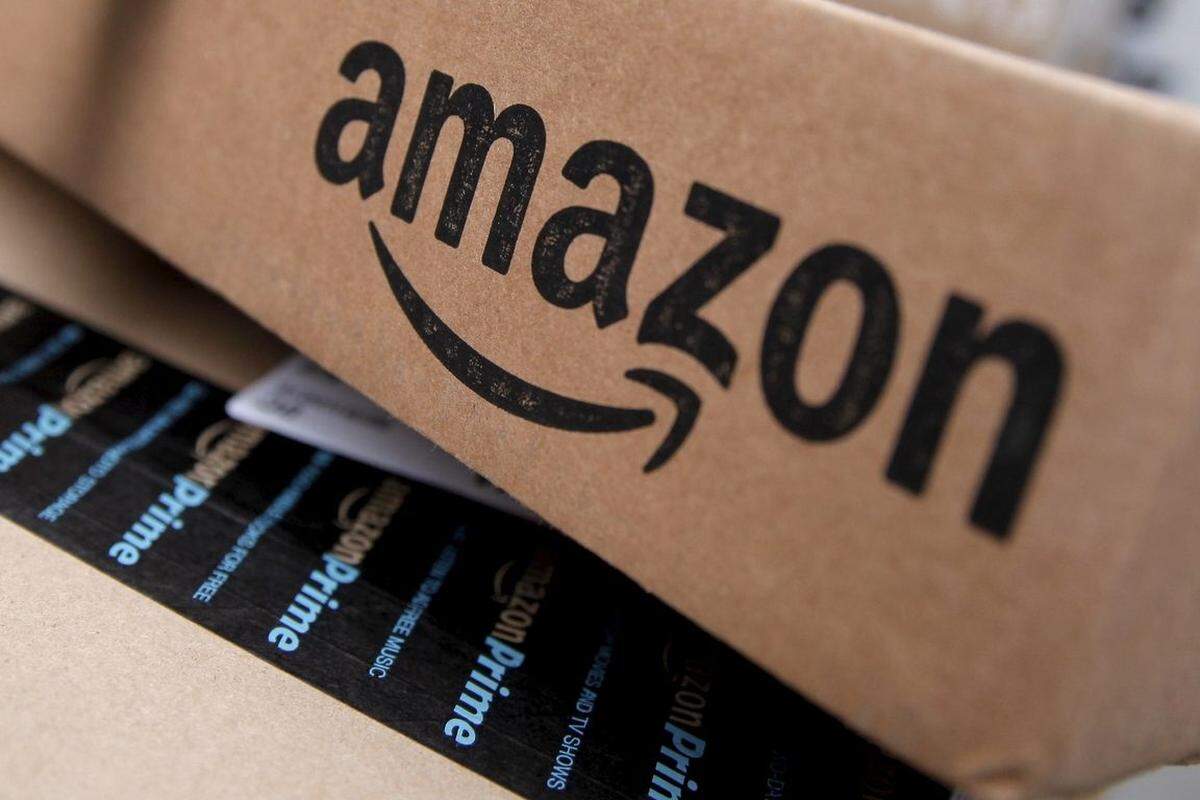 Amazon ist der weltweit größte Online-Händler. Das Unternehmen, das 1995 als Online-Buchhandlung startete, ist eine Gründung des Informatikers Jeff Bezos, des bereits viertreichsten Menschen der Welt. Amazon ist 21 Jahre nach seiner Gründung bereits 100 Mrd. Dollar wert. Damit gelingt der Sprung von Rang 14 auf 7. Die Steuerpraktiken des Unternehmens werden jedoch stark angeprangert.