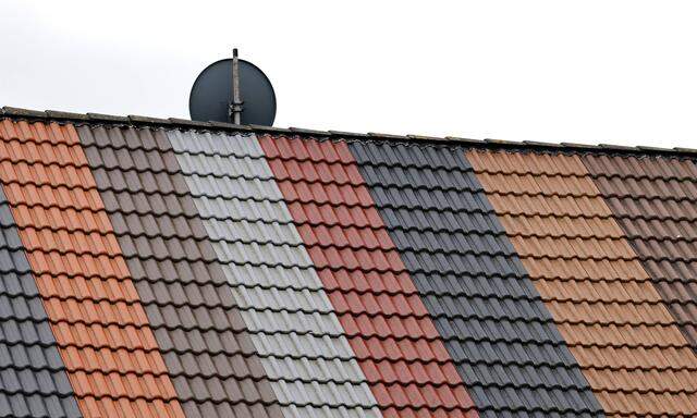 Verschiedenfarbige Dachziegeln auf dem Dach eines Dachdeckers. 