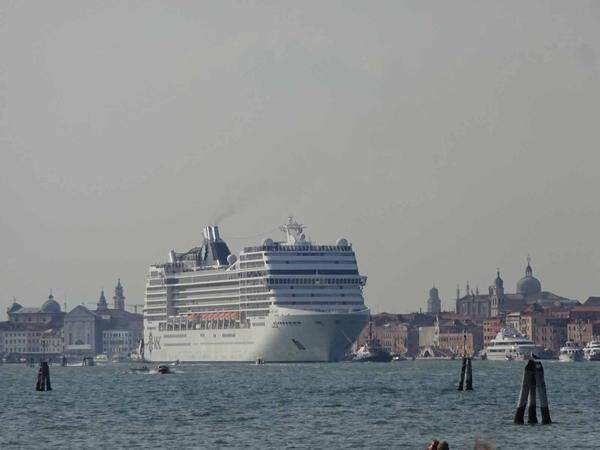 Jedes Jahr liest man: "Venedig verbannt Kreuzfahrtskolosse". Doch schon nach wenigen Stunden vor Ort sieht man einen Koloss am Markusplatz vorbeifahren. (Momentan müssen nur – und erst seit kurzem – die absoluten Monster mit mehr als 96.000 Tonnen alternative Routen nehmen.) Es geht nicht nur um die Menschenmassen, sondern auch um das Naturgebiet Lagune, in der viele Arten unter der Bewegung der Wassermassen leiden. Deshalb wäre ein Totalverbot für große Schiff in der Lagune wünschenswert.