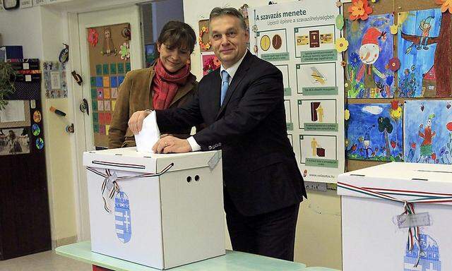 Premier Viktor Orban und seine Frau Levai im Wahllokal.