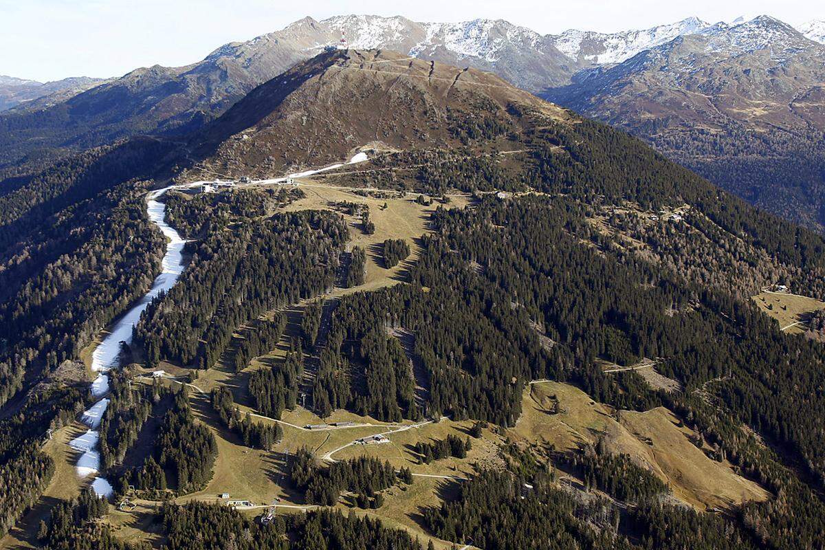 Die heimischen Skigebiete sind grundsätzlich für den Start der Wintersaison betriebsbereit. Allein es fehlt der Schnee. Ein Blick auf den Patscherkofel in Tirol.