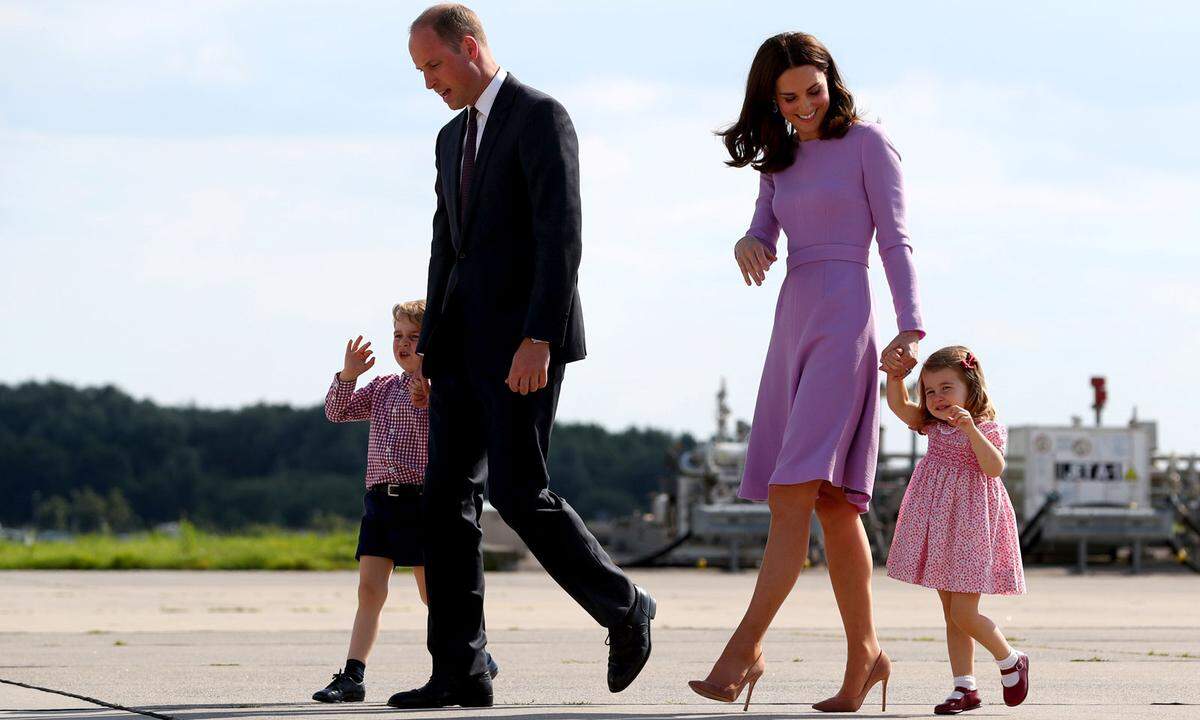 Die britische Herzogin Kate und Prinz William (beide 35) erwarten ihr drittes Baby im April. Dass auch Kate wieder schwanger ist, hatte das Paar Anfang September bekannt gegeben. Das Paar hat bereits zwei Kinder: Prinz George (4) und Prinzessin Charlotte (2).