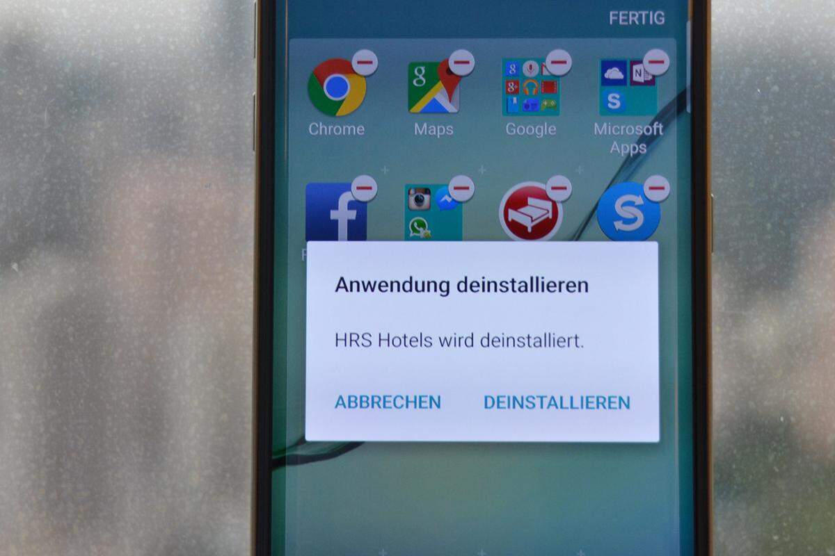 Einige der Apps lassen sich nämlich deaktivieren und sogar deinstallieren. Darunter sogar einige Samsung-Apps. Aber auch die vorinstallierte HRS-Hotel-App lässt sich entfernen. Andere Apps wie zum Beispiel Facebook lassen sich zumindest deaktivieren. Damit verbrauchen sie zwar Platz vom Speicher, aber aktualisieren sich im Hintergrund nicht selbständig.