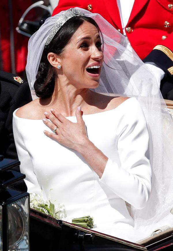 Dazu wählte Markle Ohrringe und einen Armreif des Nobeljuweliers Cartier. Die Brautschuhe aus Seide stammten wie das Kleid aus dem Hause Givenchy.