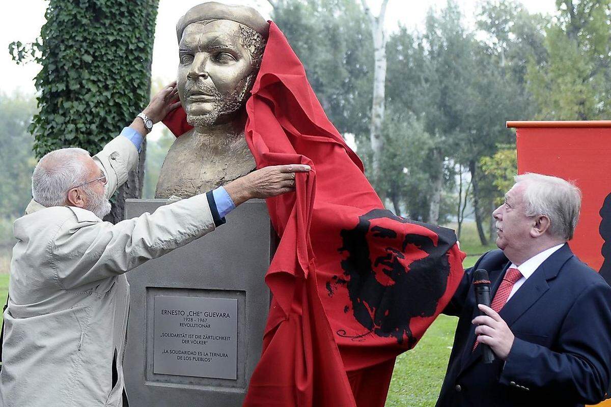 Umstrittener ist ein anderes Denkmal im Donaupark: Europas erste Che-Guevara-Büste wurde 2008 von Bürgermeister Häupl enthüllt - unter heftiger Kritik von ÖVP und FPÖ. In die Schlagzeilen kam der in Bronze gegossene Revolutionär noch einmal im Frühjahr 2009, als der Figur die Nase abgesägt wurde. Kurz darauf wurde eine 3800 Euro teure Nachbildung des Riechorgans montiert.
