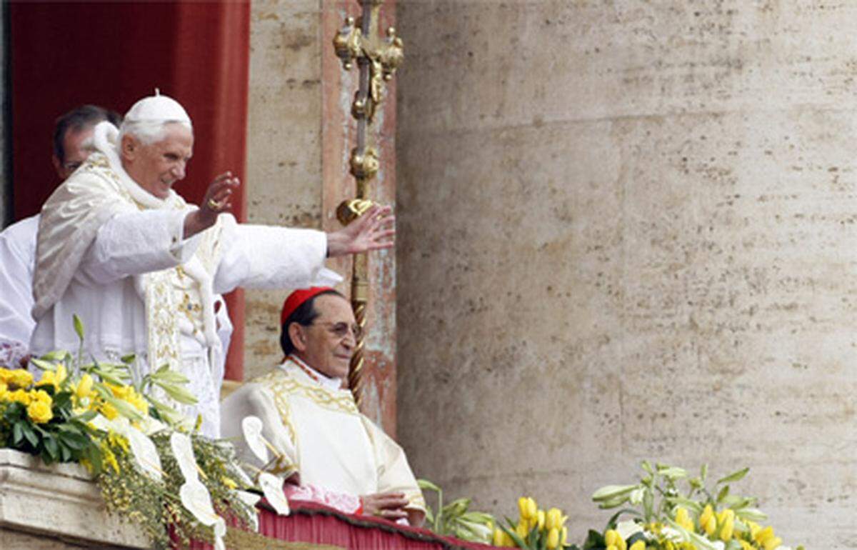 Zum Höhepunkt der Ostermesse in Rom erteilte Papst Benedikt XVI. den Segen "Urbi et Orbi" in 60 Sprachen.