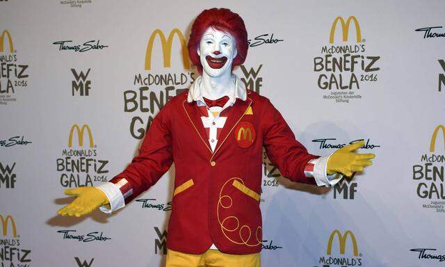 Ronald McDonald bei der McDonald s Benefiz Gala 2016 mit dem Motto Gutes tun macht gl�cklich im Hote