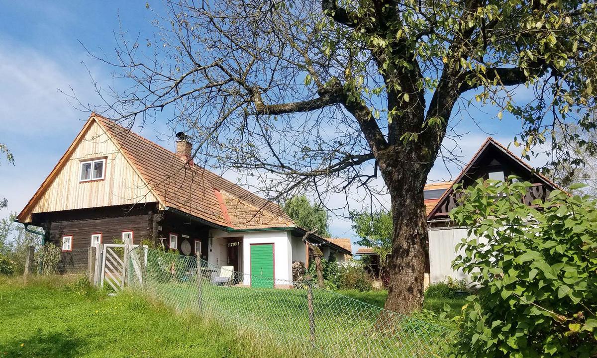 Bauernhaus in der Südsteiermark mit Ausblick auf die umgebenden Weingärten.