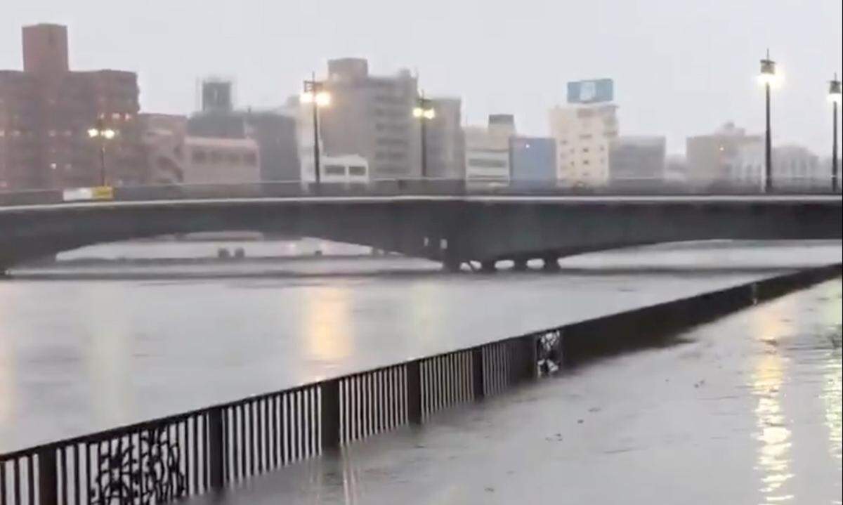 Dutzende wurden am Samstag in den Sturmböen verletzt, wie der japanische Fernsehsender NHK meldete.