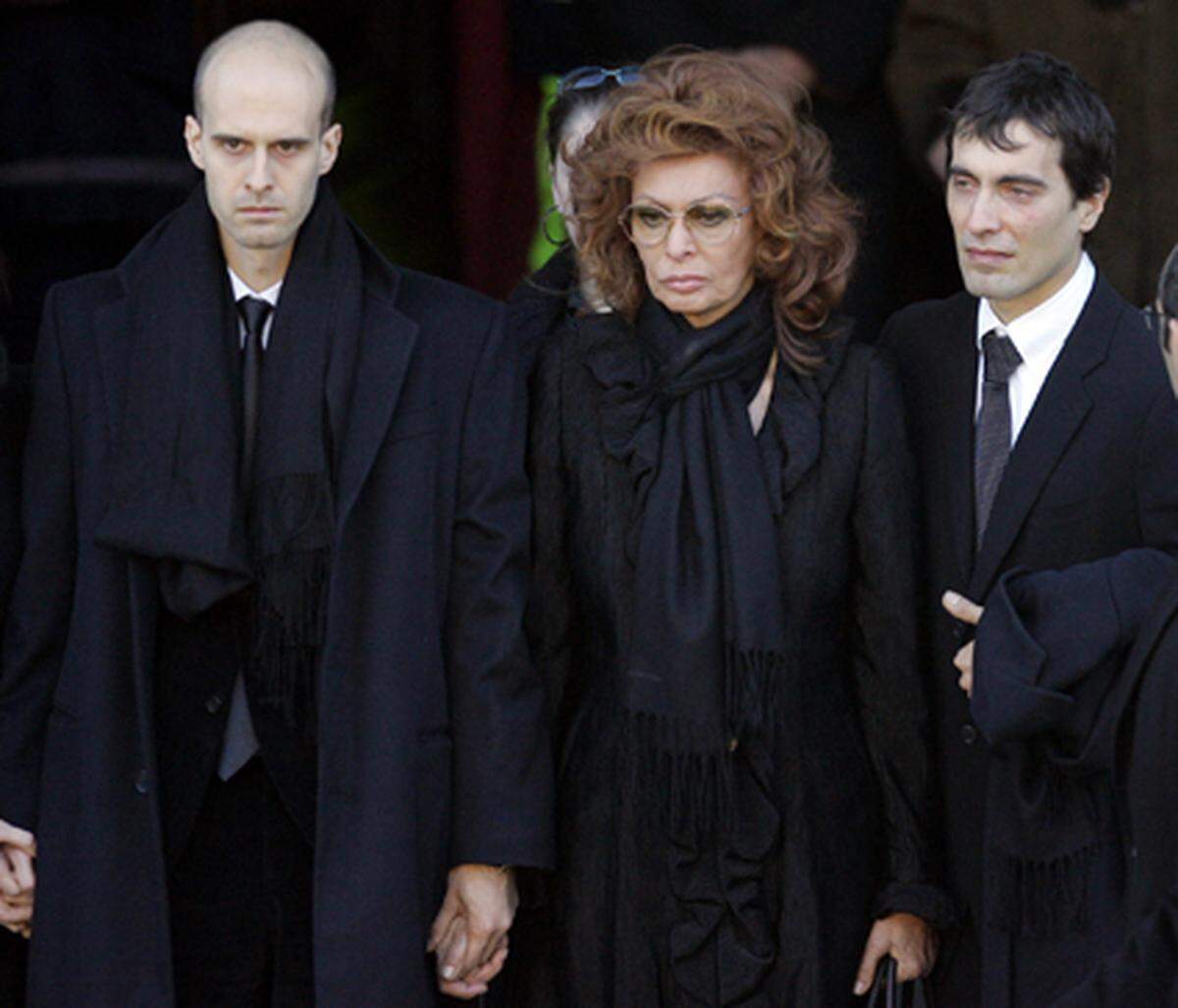 Ein schwarzer Tag: Sophia Loren im Jänner 2007 bei der Beerdigung ihres Ehemanns Carlo Ponti. Begleitet wird sie von ihren Söhnen Edoardo (links) und Carlo Jr.