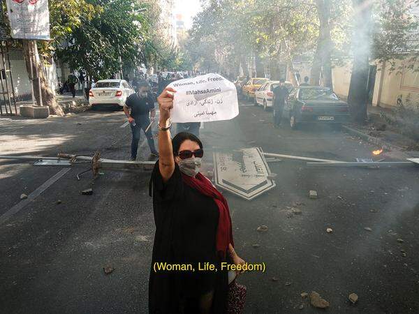 Aus einem Foto- und Videoprojekt namens "Woman, Life, Freedom", das keinen Urheber nennt, stammt dieses Bild. Das Projekt zeigt, wie eine Krankenschwester bei den Demonstrationen im Iran einer jungen Demonstrantin das Leben rettet. Seit dem gewaltsamen Tod der jungen Kurdin Mahsa Jina Amini, die von Sittenwächtern festgenommen worden war, demonstrieren vor allem Frauen, aber auch Männer, gegen das Regime.