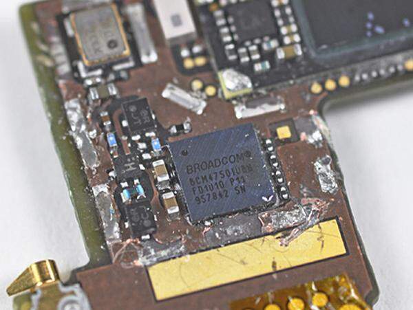 iFixit hat außerdem herausgefunden, dass der GPS-Empfänger von Broadcom stammt. Das dürfte auch für das WLAN- und das Bluetooth-Modul gelten.