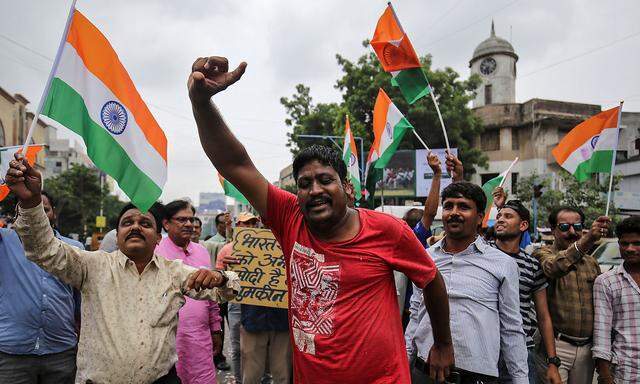 Die Anhänger der Regierung feiern die Entscheidung auf den Straßen - etwa hier in Ahmedabad.