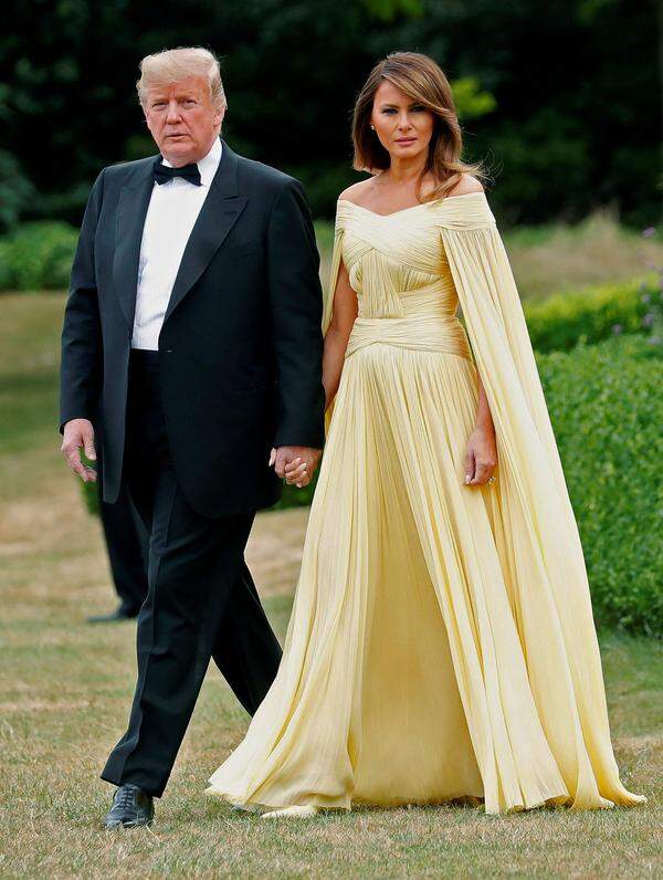 Glamouröser ging es beim Staatsdinner im Blenheim Palace weiter. In dem gelben Kleid von J. Mendel hätte Melania Trump auch bei den Oscars eine gute Figur gemacht.