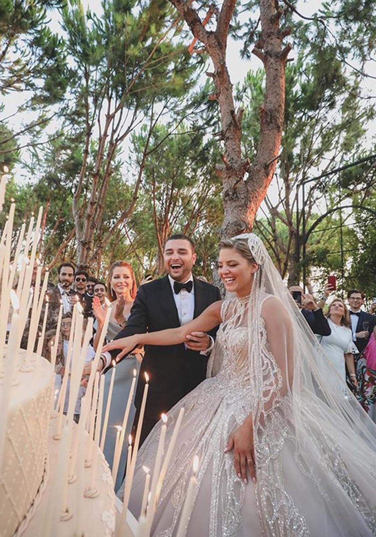 Am 19. Juli haben der Sohn des libanesischen Modedesigners Elie Saab und seine Verlobte Christina Mourad in Beirut geheiratet. Besser gesagt, ab dem 19. Juli, die Feierlichkeiten zogen sich über drei Tage. 1000 Gäste waren geladen, darunter die Models Karolina Kurkova, Toni Garrn, Sara Sampaio, sowie Burlesque-Künstlerin Dita Von Teese. 