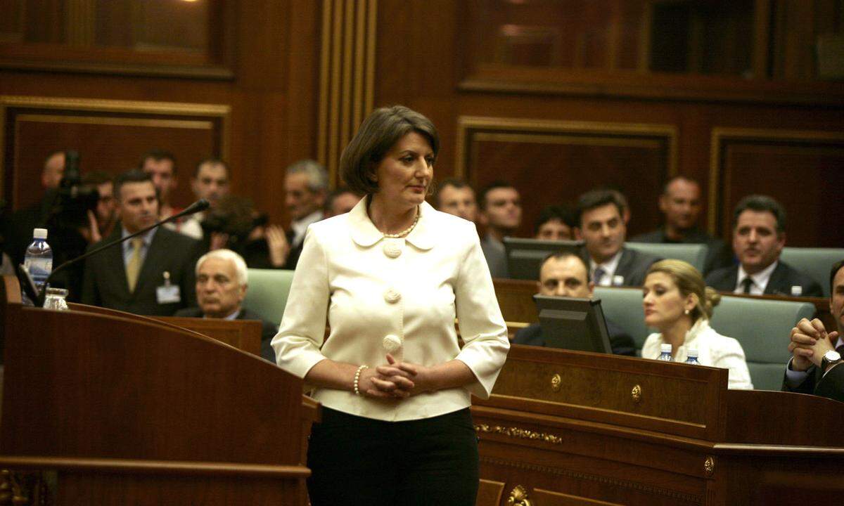 Der Status des Kosovo ist umstritten. Mit 36 Jahren übernahm Atifete Jahjaga das schwierige Amt der Präsidentin. Jahjaga war bis 2016 im Amt.