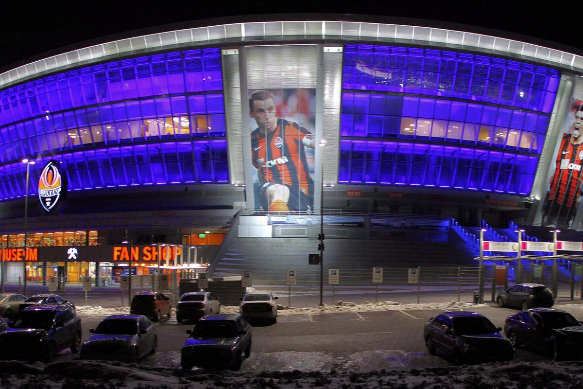 Rinat Achmetow, reichster Mann der Ukraine, spendierte seinem Klub Schachtar Donezk, diese Arena, die die Uefa mit fünf Sternen bewertet. Schon 2006 wurde in der Industriestadt mit dem Bau begonnen.