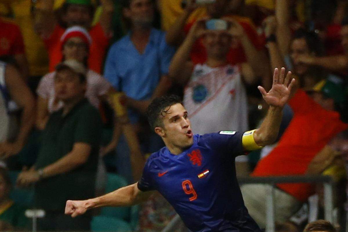 Niederlandes Robin van Persie beteiligte sich an der WM-Demontage Spaniens mit einem Flugkopfball. &gt;&gt;&gt; Video auf YouTube