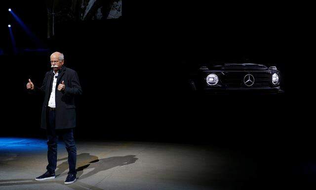 Daimler-CEO Dieter Zetsche, 64, ließ bei öffentlichen Auftritten zuerst die Krawatte weg, um bald auf Turnschuhe zu wechseln.