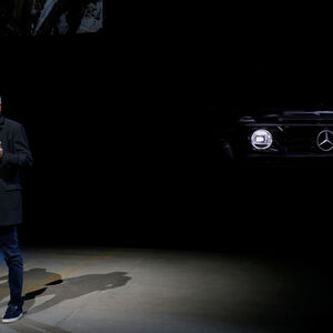 Daimler-CEO Dieter Zetsche, 64, ließ bei öffentlichen Auftritten zuerst die Krawatte weg, um bald auf Turnschuhe zu wechseln.