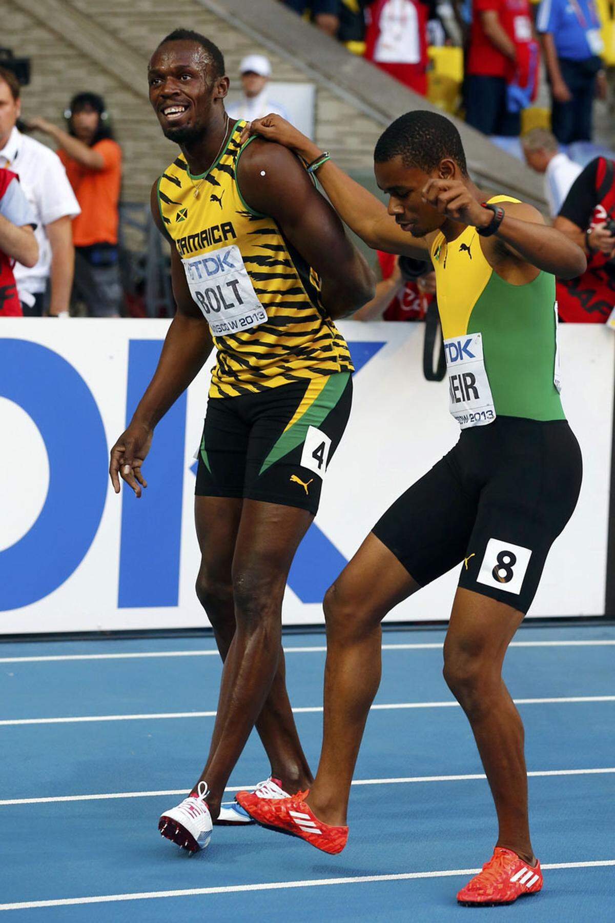 Am letzten Tag in Moskau holt Usain Bolt mit der 4 x 100 Meter-Staffel aus Jamaica sein achtes WM-Gold. Das Quartett um Superstar Bolt ist abermals unschlagbar. In der Weltjahresbestzeit 37,36 Sekunden werden die USA um 30 und die Kanadier um 56 Hundertstel distanziert. Auch die jamaikanische Frauenstaffel mit der zweifachen Goldmedaillengewinnerin Fraser-Pryze als Schlussläuferin demoliert die gesamte Konkorrenz und gewinnt mit Rekordvorsprung von 1,44 Sekunden. Die Zeit von 41,29 Sekunden stellt Meisterschaftsrekord dar. Frankreich holt zur Überraschung vieler Silber vor den enttäuschenden Amerikanerinnen, die bei der ersten Staffelübergabe einen ganz groben Schnitzer haben.