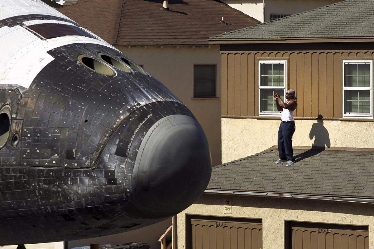 13. Oktober, Inglewood, USA. Das Space Shuttle Endeavour kriecht auf ihrer letzten Fahrt durch die Wohnviertel von Los Angeles.