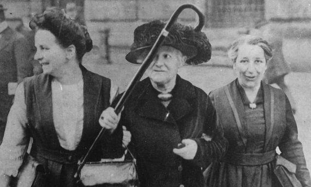 Clara Zetkin (M.) mit den Politikerinnen Lore Agnes und Mathilde Wurm 1919.