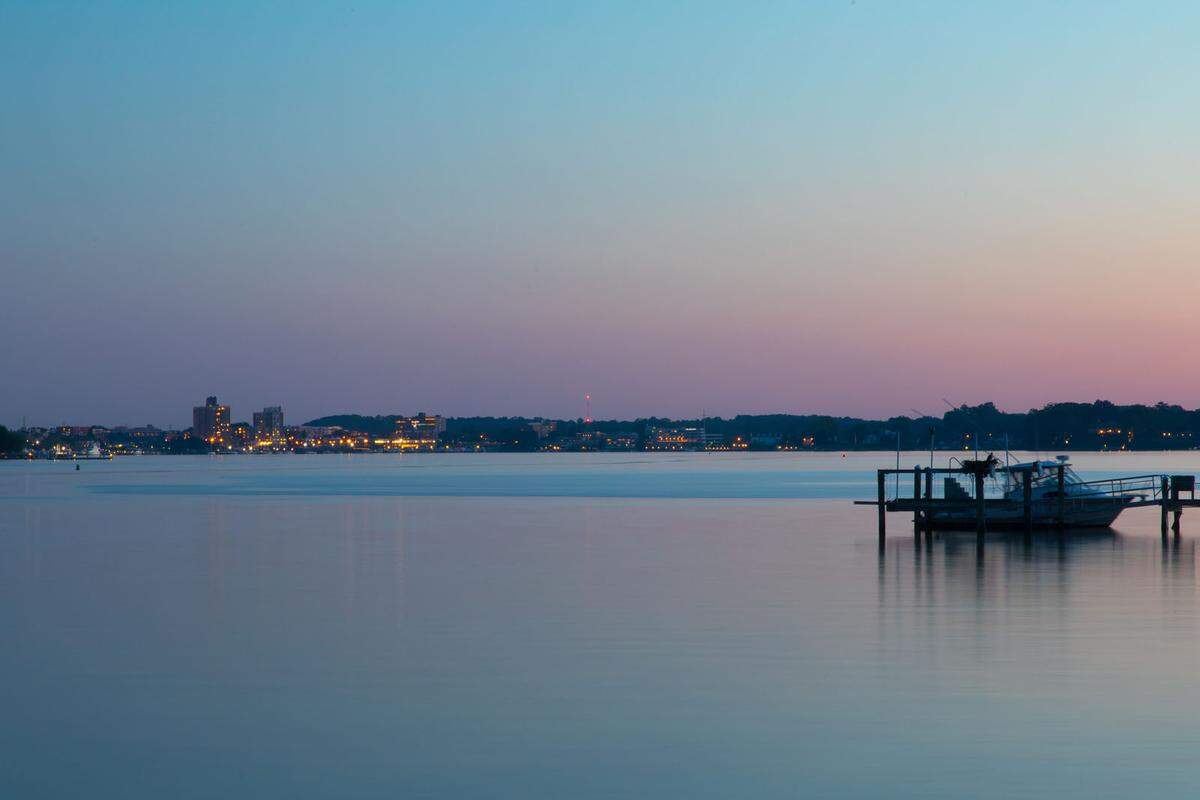 ... seiner Lage und dem Blick auf den Navesink River. 15 Hektar ist das Anwesen insgesamt groß. 30 Jahre lang lebte der Musiker hier mit seiner Familie.