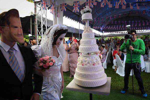 Im British Club in Bangkok wurde mit Hochzeitstorte und Meghan und Harry Doubles auf die Hochzeit angestoßen.