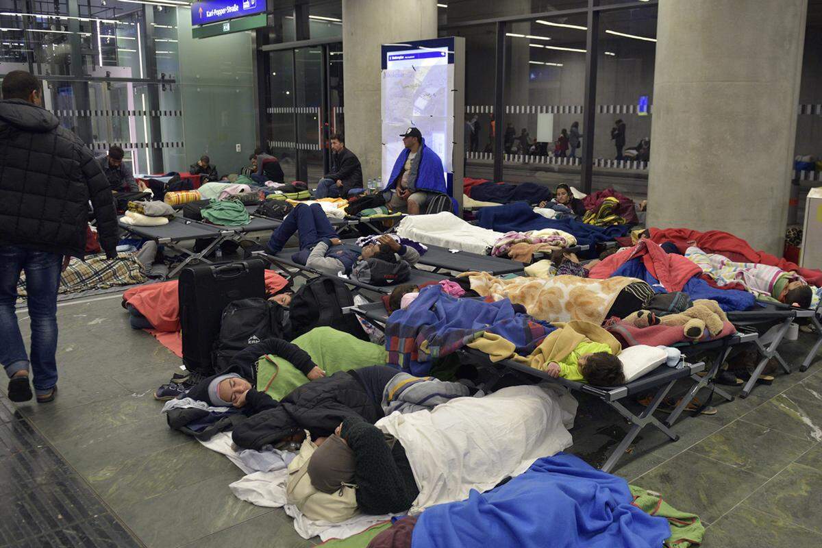 Auch in Wien sind tausende Flüchtlinge gestrandet. (Bild: Hauptbahnhof am frühen Montagmorgen)