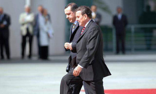 Ein Archivbild aus dem Jahr 2003: Der damalige türkische Premier Recep Tayyip Erdo˘gan und sein deutscher Amtskollege, Gerhard Schröder (r.), im Gleichschritt in Berlin.