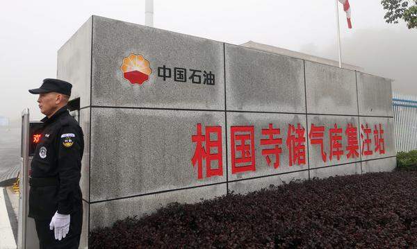 Die PetroChina Company Limited gehört zu den größten Produzenten und Vermarktern von Öl und Ölprodukten in China. Im Vorjahr platziert sich das chinesische Unternehmen, das 1999 gegründet wurde, mit einem Umsatz 264,4 Milliarden Euro auf Rang vier.
