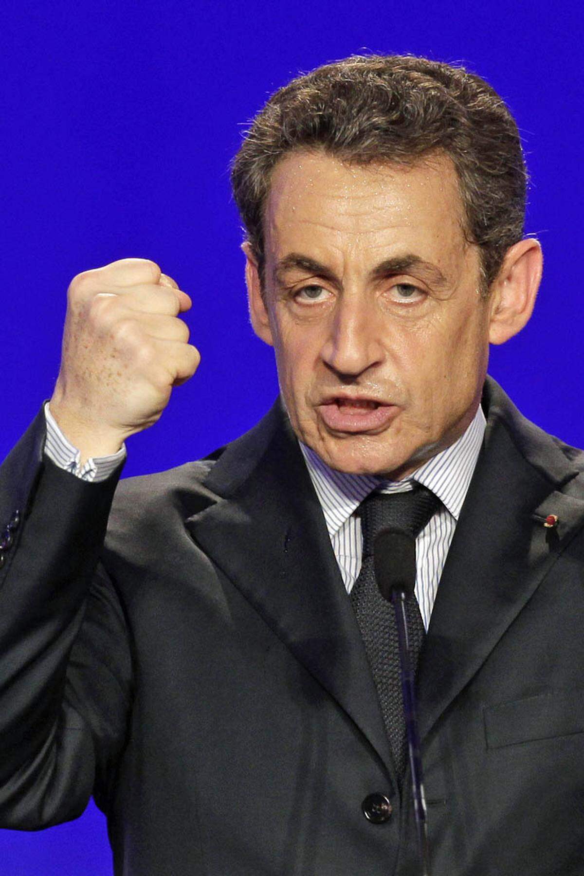 Die Entscheidung machte den Weg frei für den konservativen Kandidaten Nicolas Sarkozy, der sich im Mai 2007 gegen die Sozialistin Segolene Royal durchsetzte. Der Ex-Innenminister kündigte viele Reformen an, umgesetzt wurde unter anderem die höchst umstrittene Pensionsreform. Im Februar erklärte "Super-Sarko", wie der umtriebige Präsident auch genannt wird, seine Kandidatur für eine zweite Amtszeit.