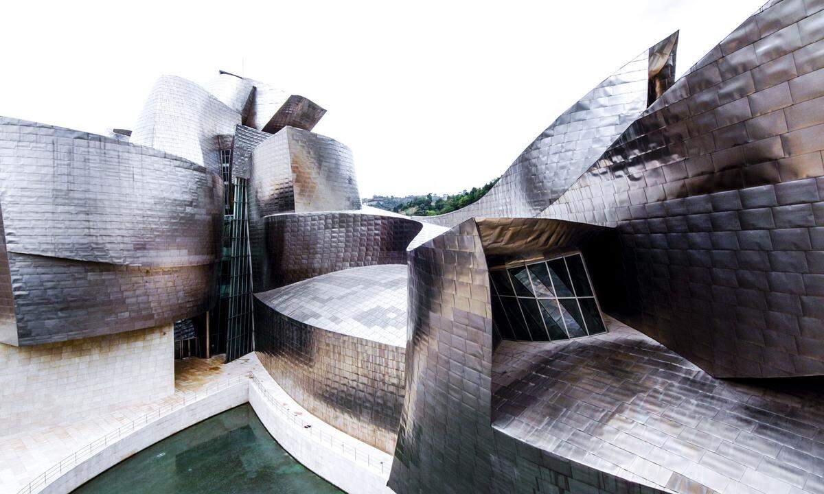 FRANK GEHRY „Einen eigenständigen Vertreter der Postmoderne“ nennt ihn Peichl. Das Guggenheim-Museum wurde zur Ikone der zeichenhaften Architektur und zum Demonstrationsobjekt, wie viel Anziehungskraft Kulturbauten durch Architektur entwickeln können, und zwar auf die Welt, in der dekonstruktivistische Entwürfe kollektiv beklatscht wurden.