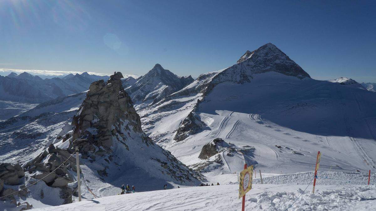 Auf dem Hintertuxer Gletscher kann man das ganze Jahr über skifahren, weshalb das Dorf zu jeder Jahreszeit beleibt ist. Darüber hinaus kann man Eisquellen erkunden oder Thermalquellen besuchen.