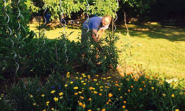 Rainer Doppler bei der Gartenarbeit.