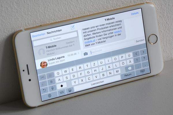 Bei der Tastatur nutzt Apple den gewonnen Raum schlau aus. Sie bietet im Querformat zusätzliche Optionen für markierten Text (rechts) wie Ausschneiden, Markieren, Kopieren, Fett und Rückgängig. Nicht alle dieser Funktionen können in jeder App verwendet werden. Mit iOS8 gibt es erstmals auch die Möglichkeit alternative Tastaturen aus dem App Store zu verwenden.