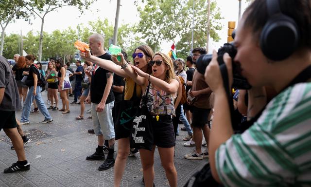 Demonstrierende schießen mit Wasserspritzpistolen auf Gäste in Restaurants, die bei Touristen beliebt sind. 