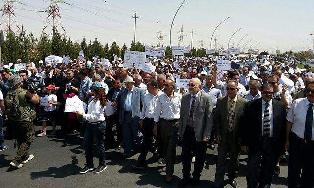 In Erbil demonstrierten hunderte Menschen gegen die Vertreibung von Christen durch die Terrorgruppe 