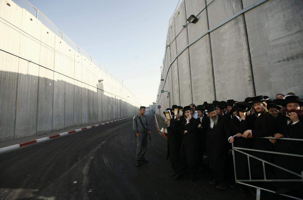 Der Internationale Gerichtshof in Den Haag erklärte den Zaun im Juli 2004 für illegal und verlangte den Abriss, ebenso wie später die UN-Vollversammlung. Israel weist die Forderungen zurück.