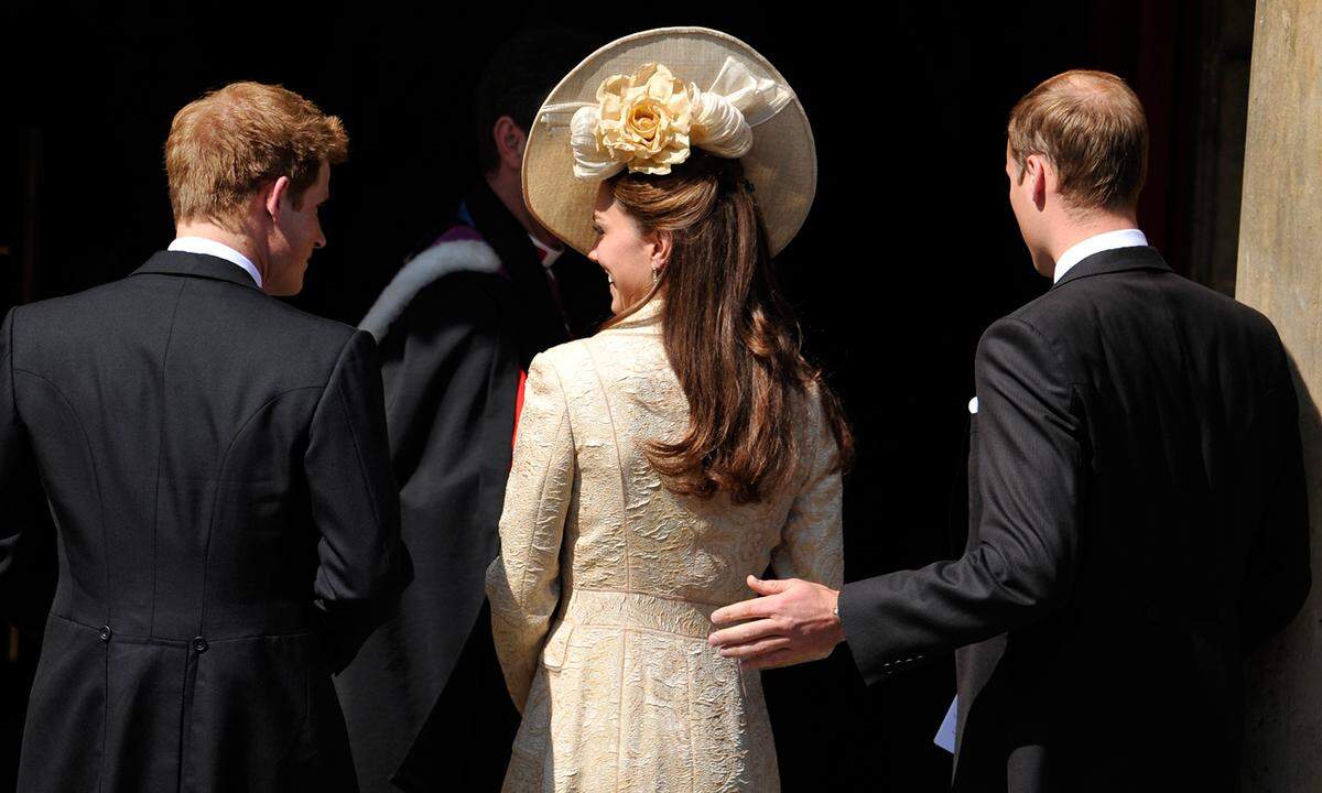 Die gleichen Vorgaben gelten beim Schmuck von Braut und Gästen – weniger ist in diesem Fall mehr. Ein Hut ist bei den Gästen ein übliches Accessoire, aber nicht obligatorisch. Kate entschied sich bei der Hochzeit von Zara Phillips, einer Enkelin der Queen, 2011 für die Hut-Variante.