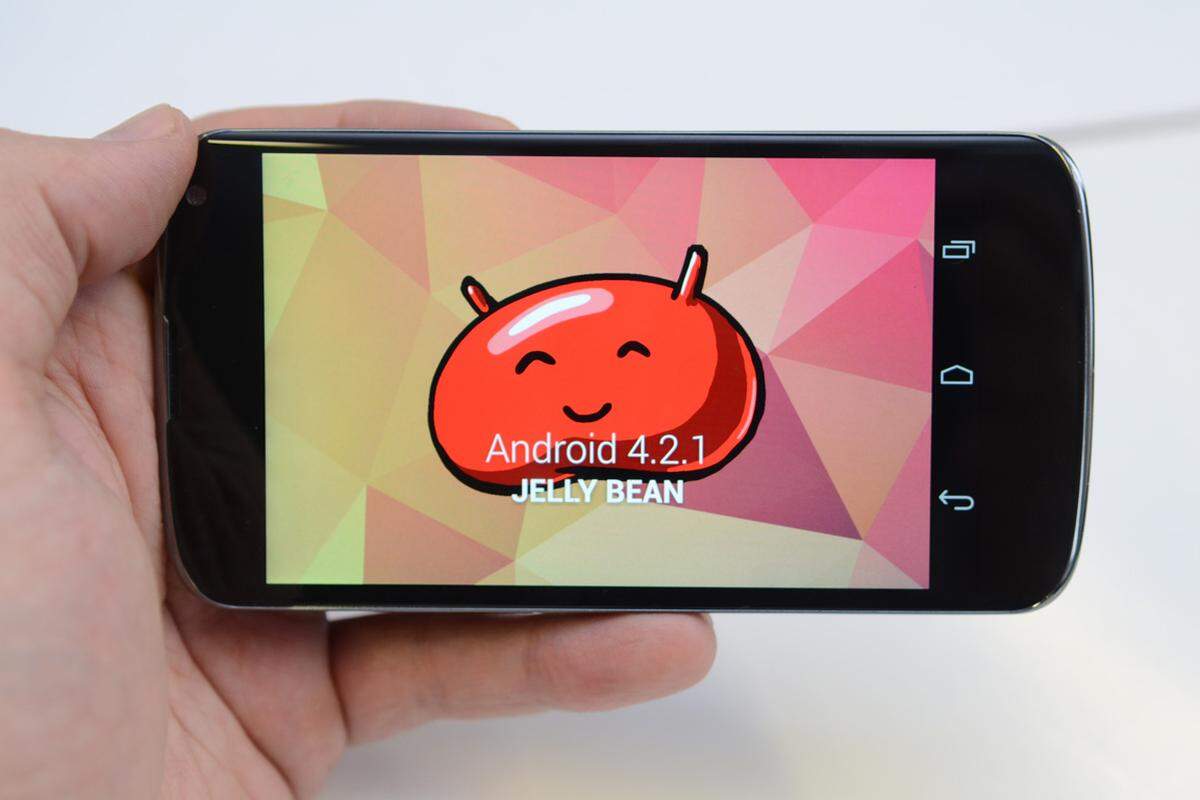 Das Nexus 4 dient auch als Präsentationsplattform für das neue Betriebssystem Android 4.2 "Jelly Bean". Diesem hatte der Monat Dezember bei der Erstellung neuer Kontakte gefehlt, was mit dem aktuellen Update 4.2.1 aber wieder behoben wurde.